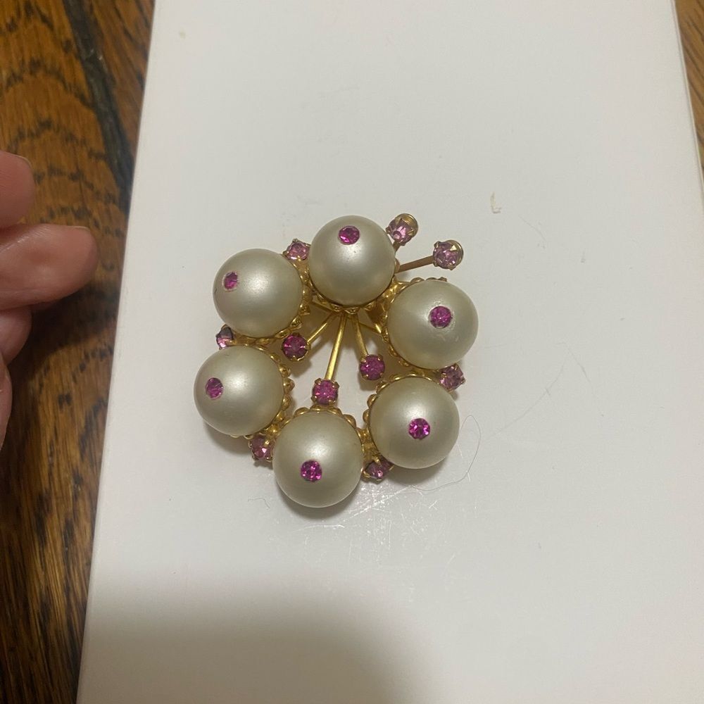Elegant vintage Gold and Pink Pearl Brooch